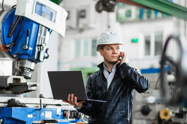 Ingeniero revisando información en campo