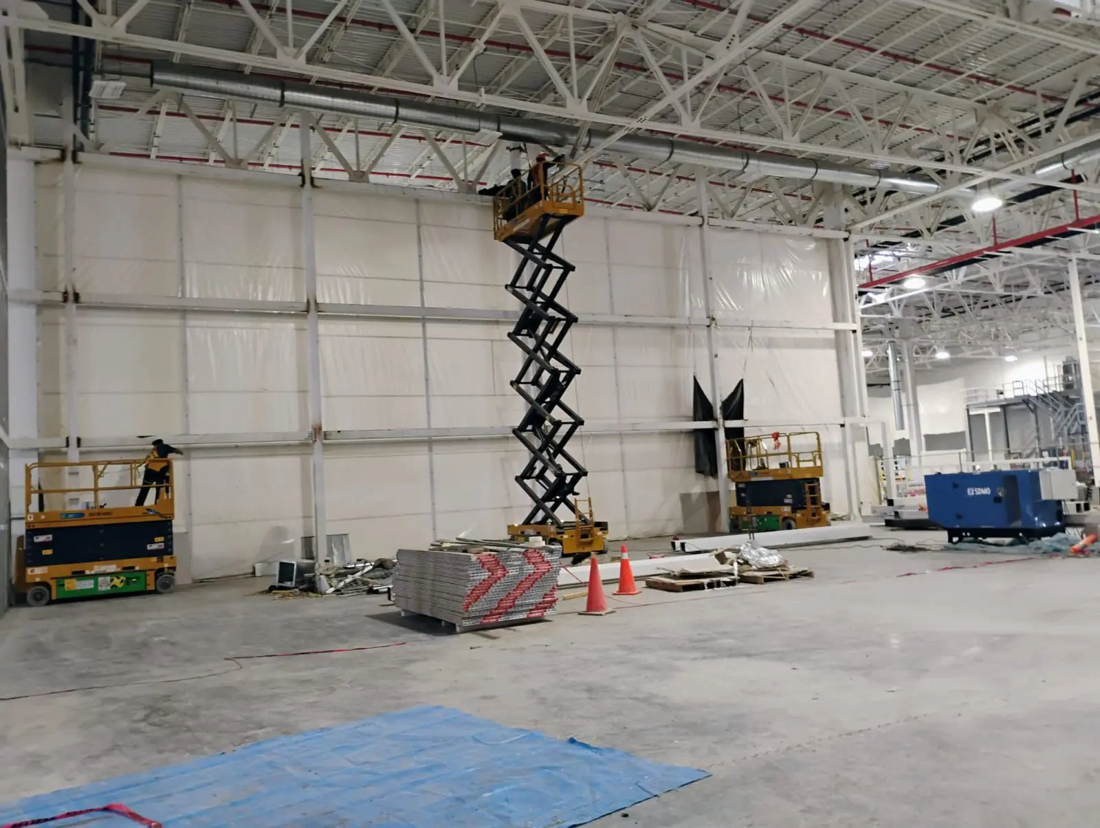 Plataforma de elevación en nave industrial en obra